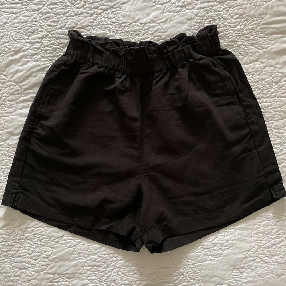 H & M  BLACK   SHORTS